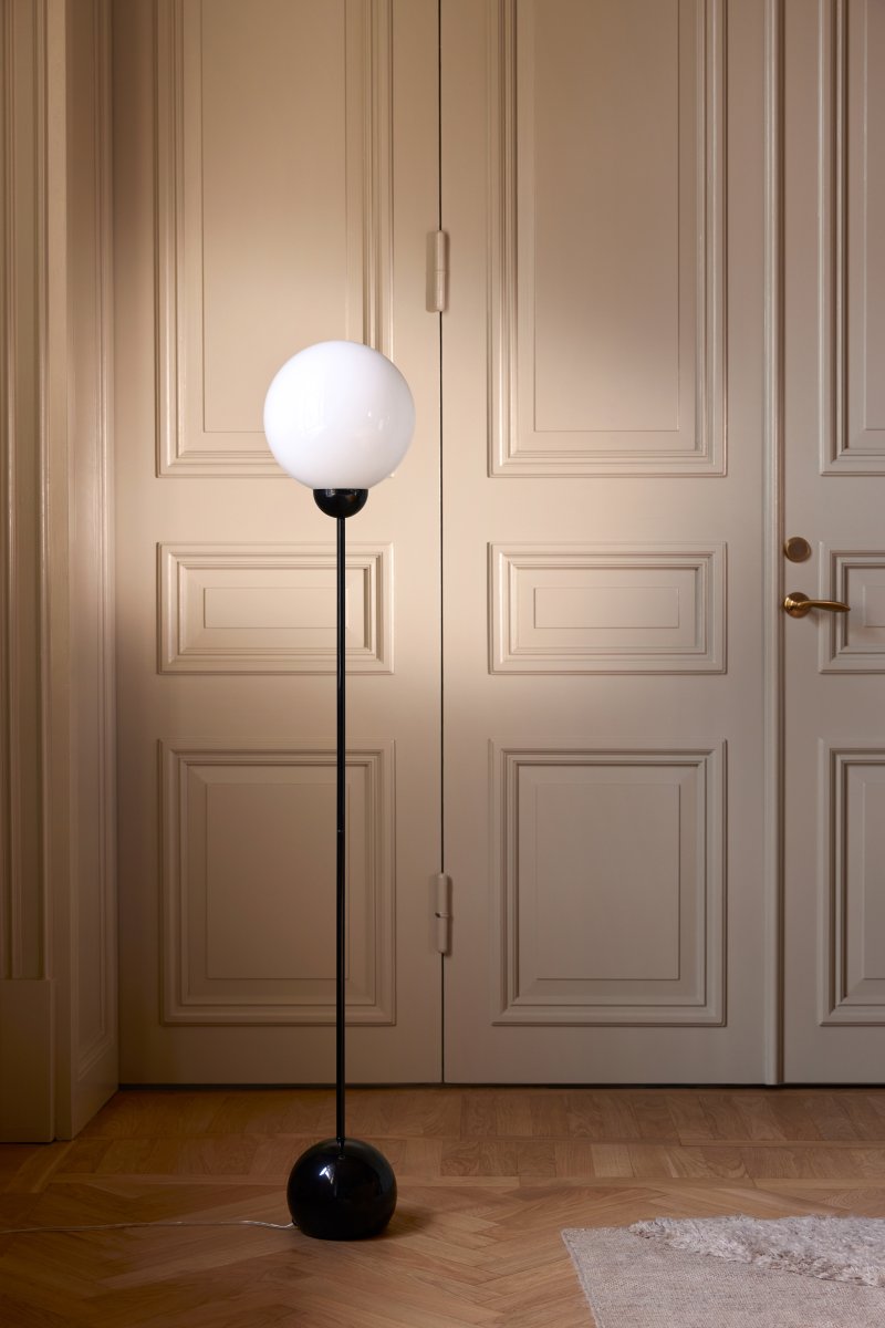 Ripley Sort gulvlampe Fra Globen Lighting - Ripley med sit moderne og legende udtryk passer perfekt ind i den moderne indretning.
