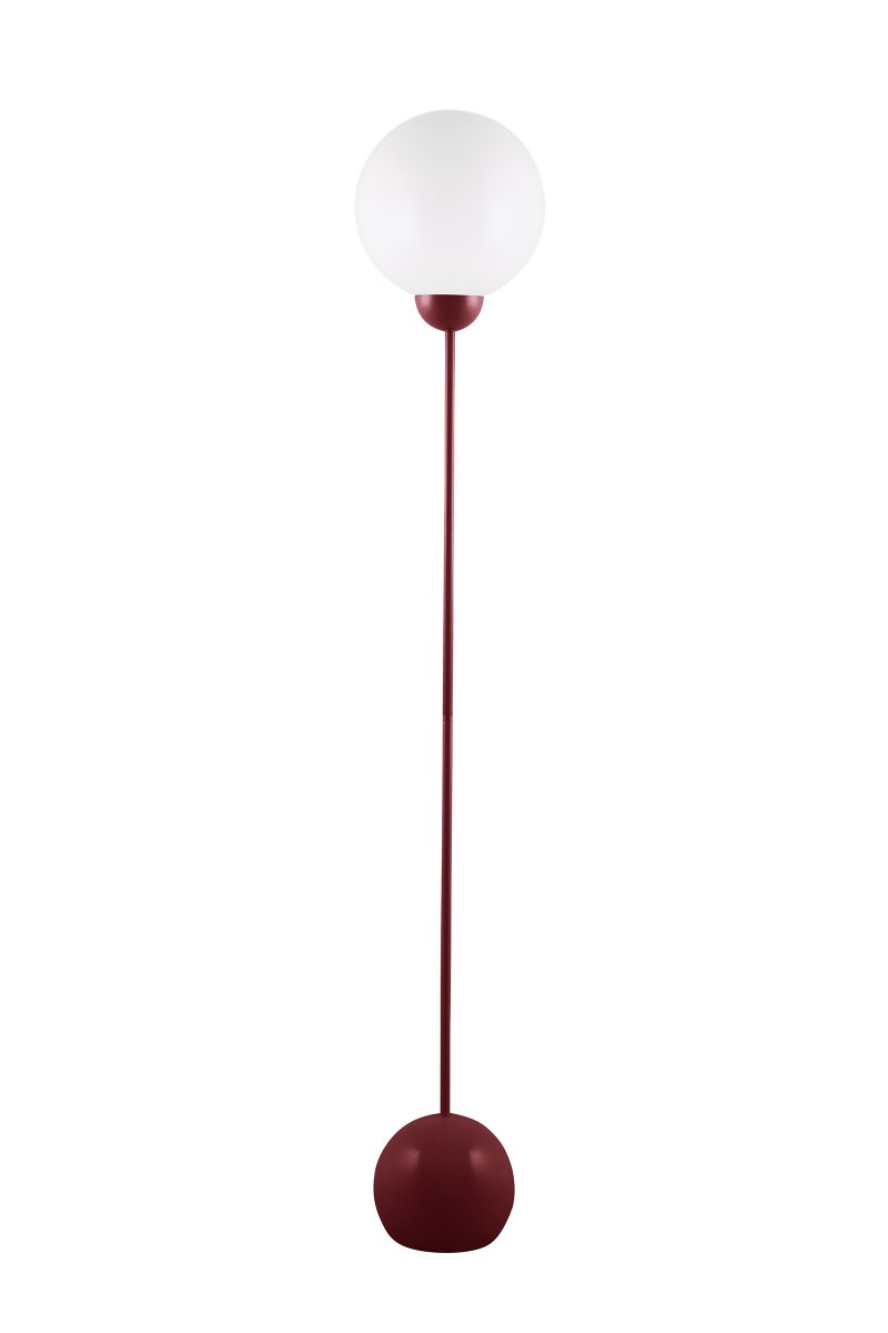 Ripley Bourgogne gulvlampe Fra Globen Lighting - Ripley er en stilfuld gulvlampe i jern med en dyb bordeaux finish og en rund sk&aelig;rm i opalhvidt glas.