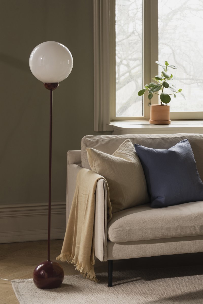 Ripley Bourgogne gulvlampe Fra Globen Lighting - Ripley er en stilfuld gulvlampe i jern med en dyb bordeaux finish og en rund sk&aelig;rm i opalhvidt glas.