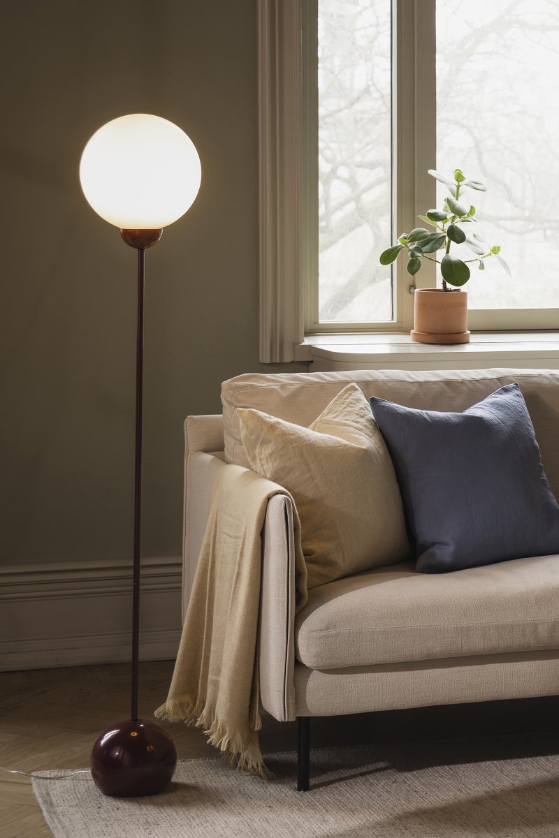 Ripley Bourgogne gulvlampe Fra Globen Lighting - Ripley er en stilfuld gulvlampe i jern med en dyb bordeaux finish og en rund sk&aelig;rm i opalhvidt glas.