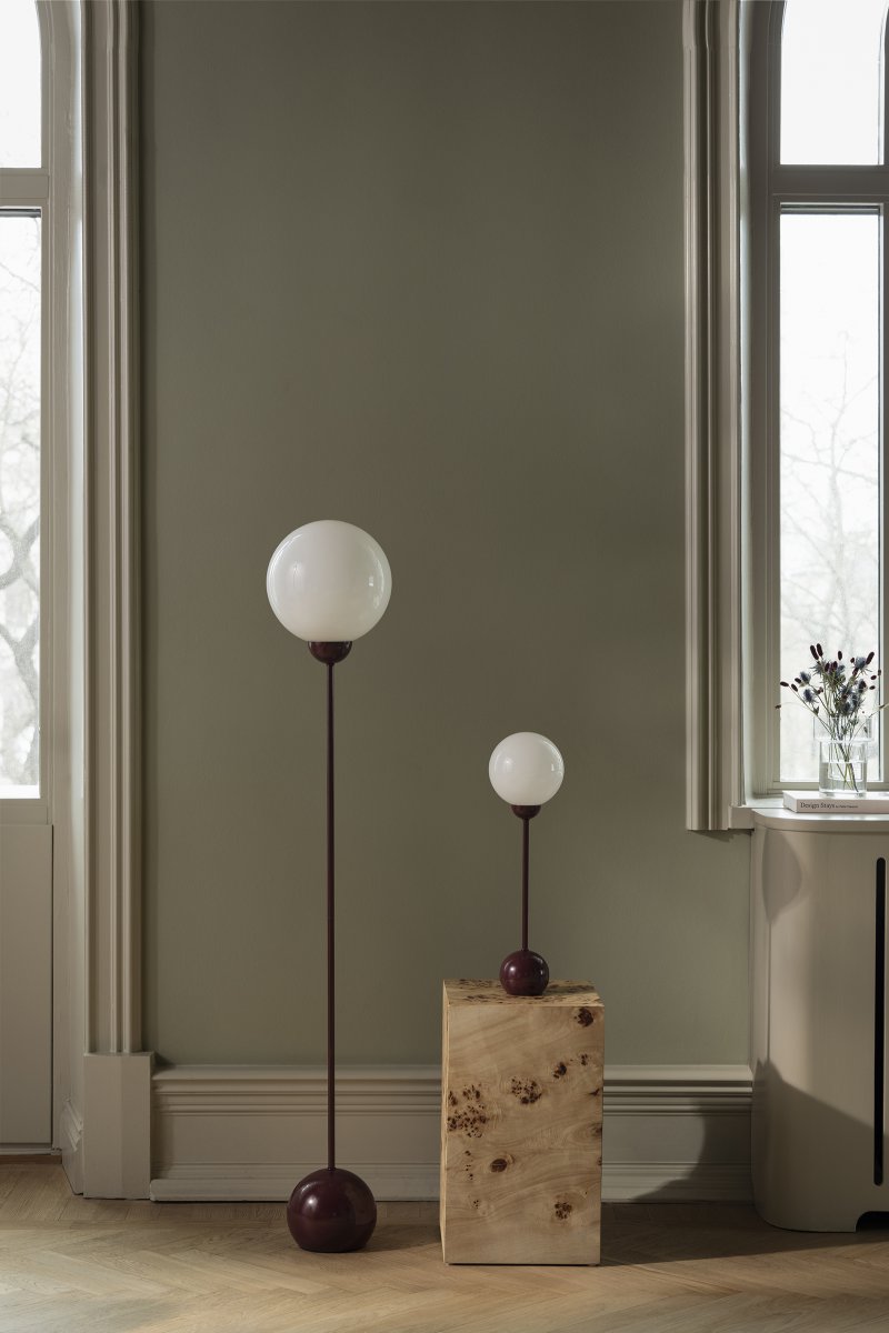 Ripley Bourgogne gulvlampe Fra Globen Lighting - Ripley er en stilfuld gulvlampe i jern med en dyb bordeaux finish og en rund sk&aelig;rm i opalhvidt glas.