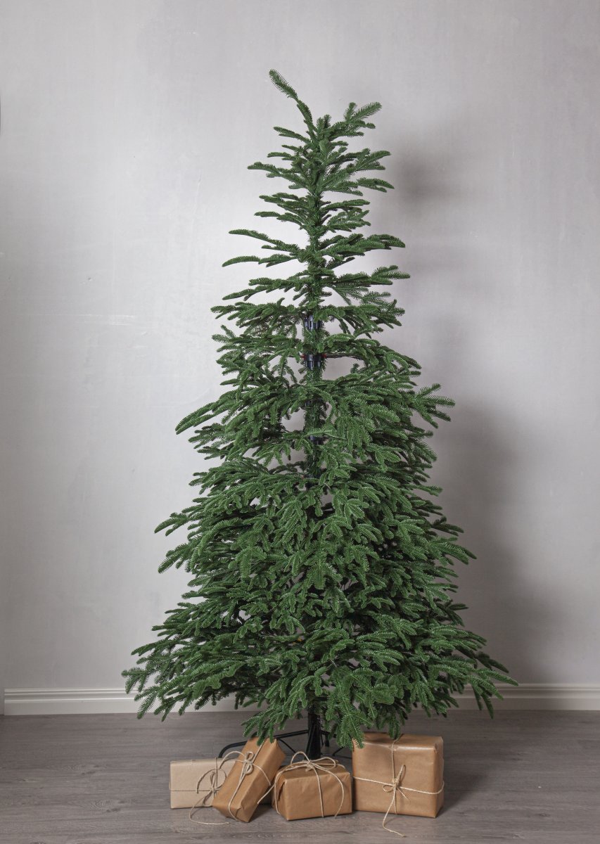 Edane 210cm Grøn Fra Star Trading - Edane er et naturtro kunstigt tr&aelig; med en h&oslash;jde p&aring; 210 cm og let lavth&aelig;ngende grene i en dyb gr&oslash;n farve.