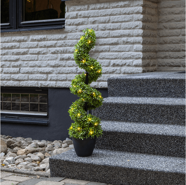 Buxbom 90cm Grøn Fra Star Trading - Med 30 varme hvide lyspunkter lyser den smukt op og er fantastisk at bruge som et indbydende tr&aelig; udend&oslash;rs eller indend&oslash;rs i en lobby eller derhjemme i en entr&eacute;.