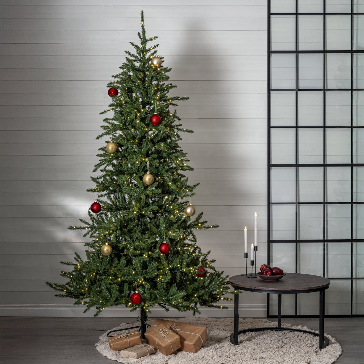 Minnesota 250cm Grøn Fra Star Trading - Grenene er permanent fastgjort til stammen med h&aelig;ngsler og foldes ned, n&aring;r tr&aelig;et samles.