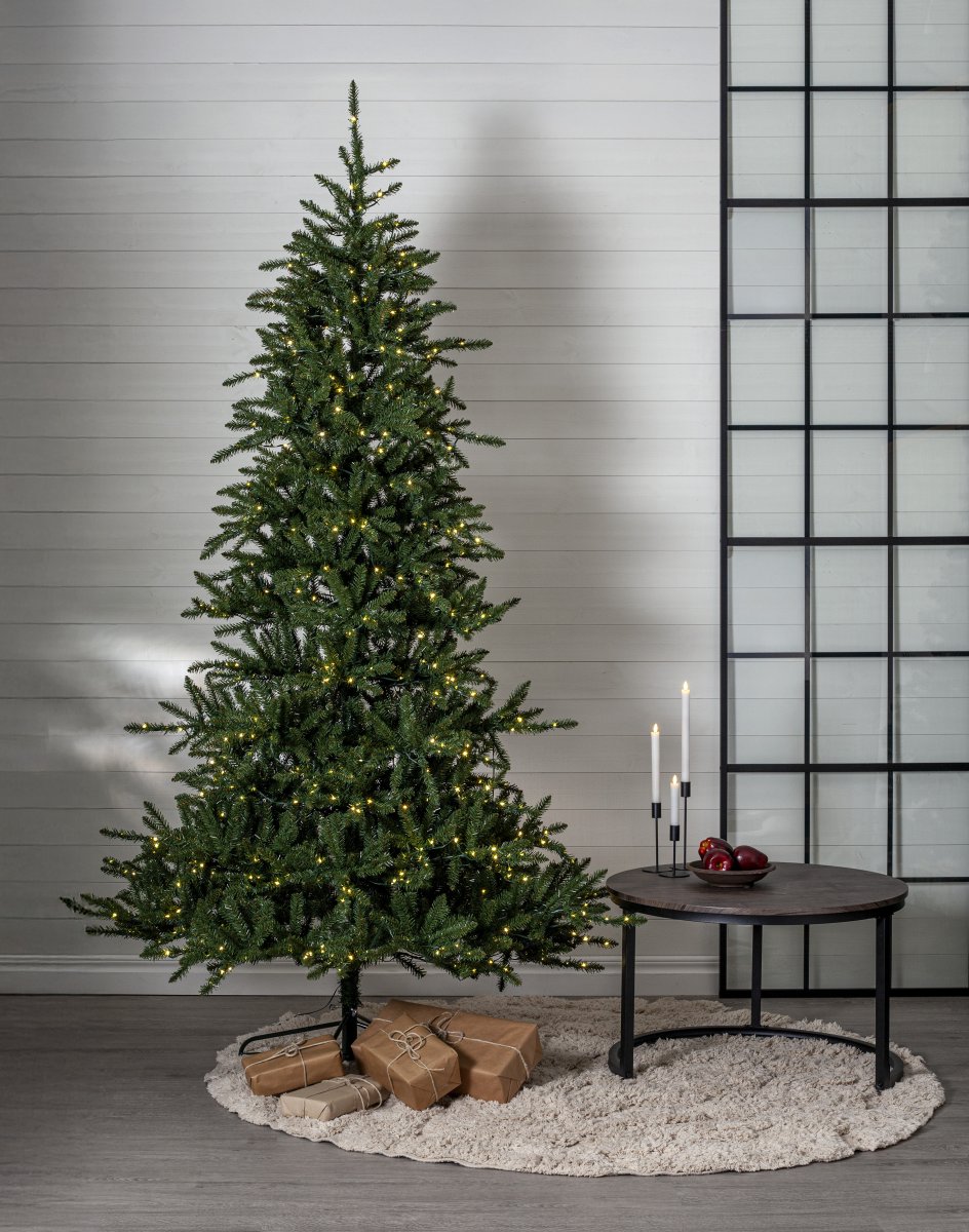 Minnesota 250cm Grøn Fra Star Trading - Grenene er permanent fastgjort til stammen med h&aelig;ngsler og foldes ned, n&aring;r tr&aelig;et samles.