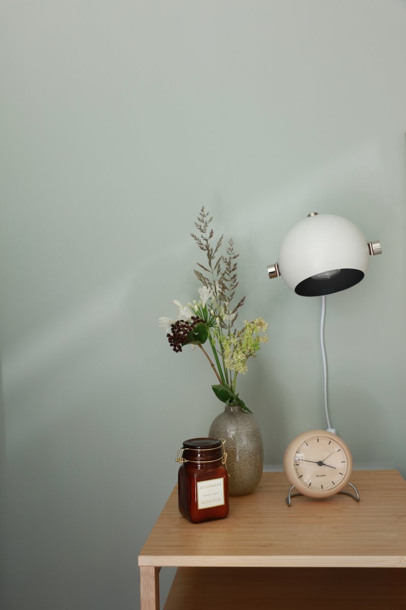 Bow Hvid læselampe Fra Aneta Lighting - Sløjfe væglampe i hvidlakeret metal med detaljer i krom og sort læder.