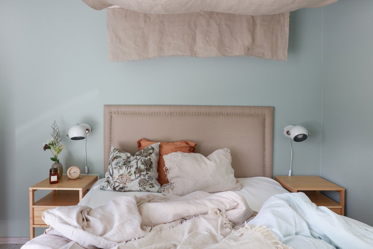 Bow Hvid læselampe Fra Aneta Lighting - Sløjfe væglampe i hvidlakeret metal med detaljer i krom og sort læder.