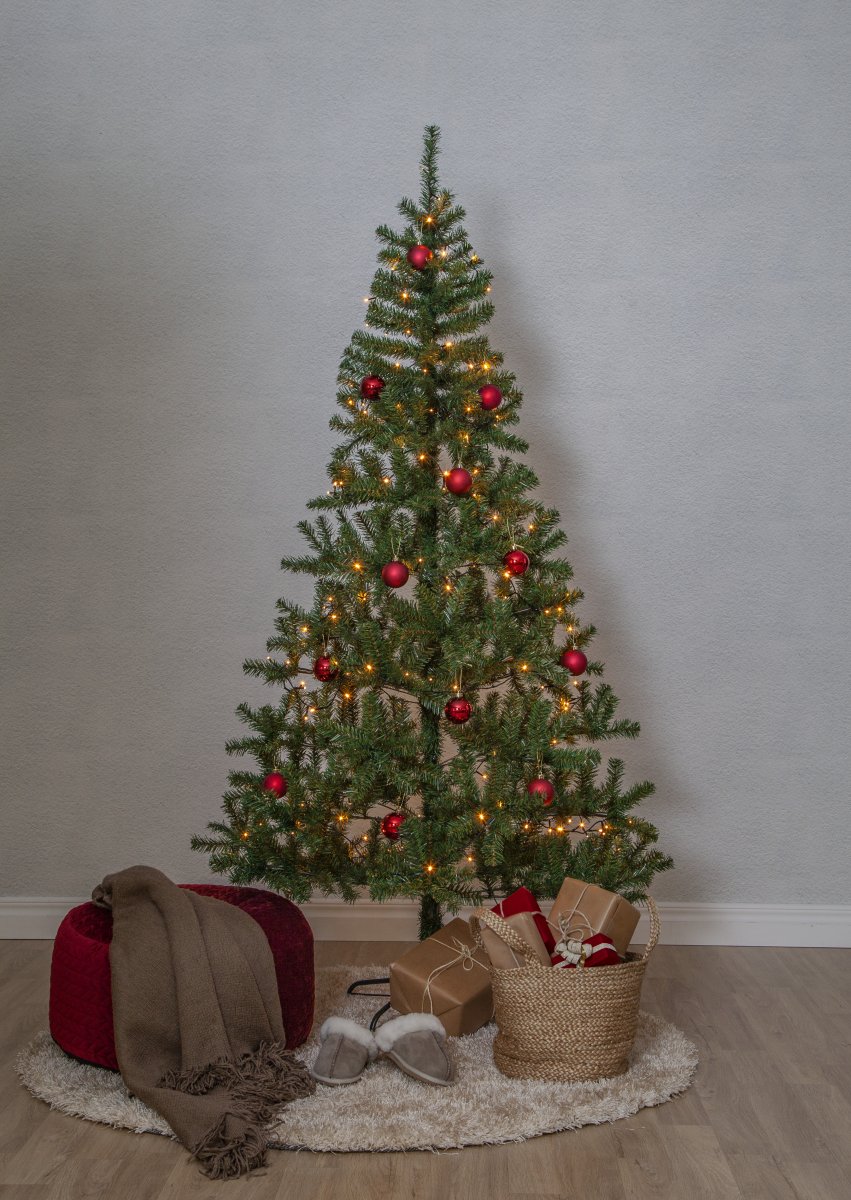 Alvik 210cm Grøn Fra Star Trading - 210 cm kunstigt tr&aelig; med bundtet 180 lyssnor i gylden varm hvid.