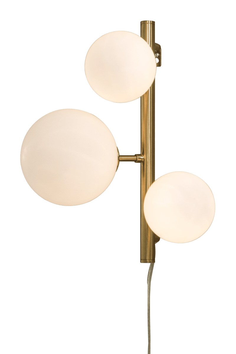 Molekyl 36cm Mat messing væglampe Fra Aneta Lighting - Den er lavet af metal med en elegant mat messingfinish og har opalhvide glasskærme, der spreder et blødt og behageligt lys.