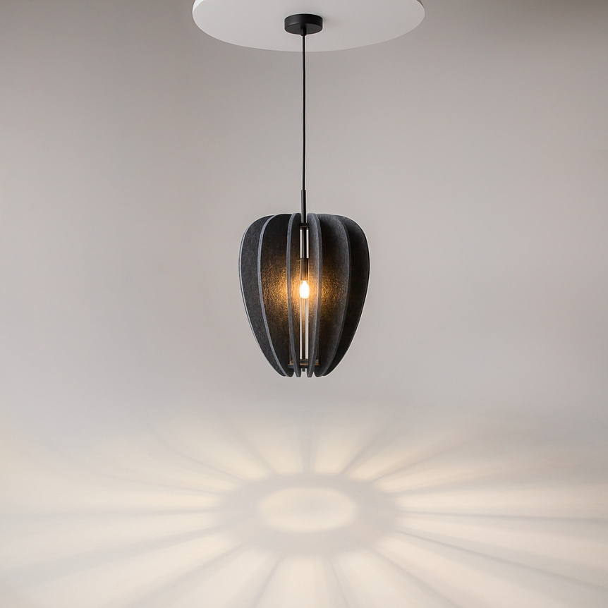 Cambio Ø35 Mørkegrå loftslampe Fra Maytoni - Serien f&aring;s i flere farver og former og kan h&aelig;nges i h&oslash;je rum takket v&aelig;re det 3 meter lange kabel &ndash; Perfekt til kreative lysinstallationer, der afspejler stemningen i rummet.
