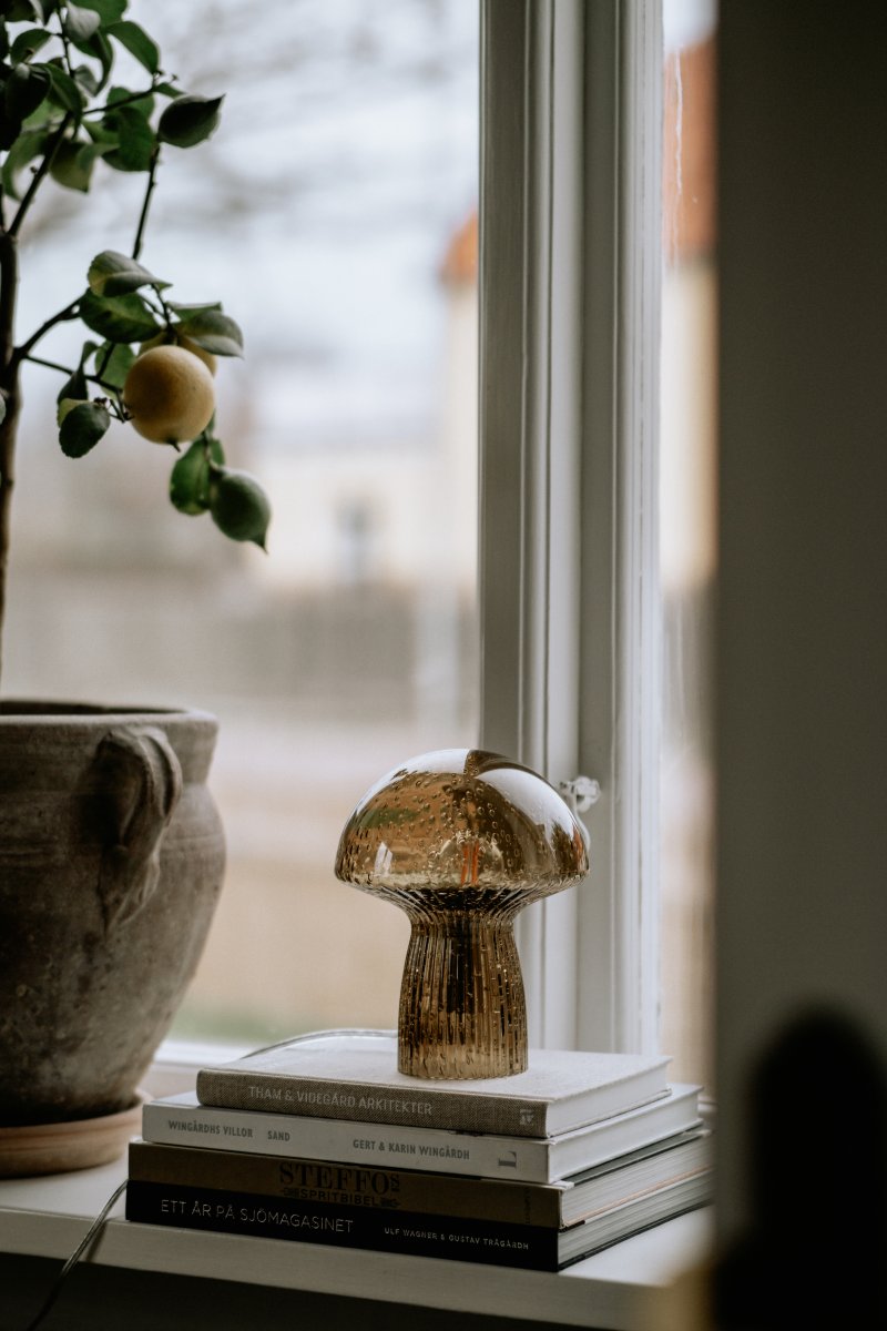 Fungo 20cm Brun bordlampe Fra Globen Lighting - Hver lampe er mundbl&aelig;st og unik, hvilket betyder, at der forekommer variationer i farve, glastykkelse og antal bobler.