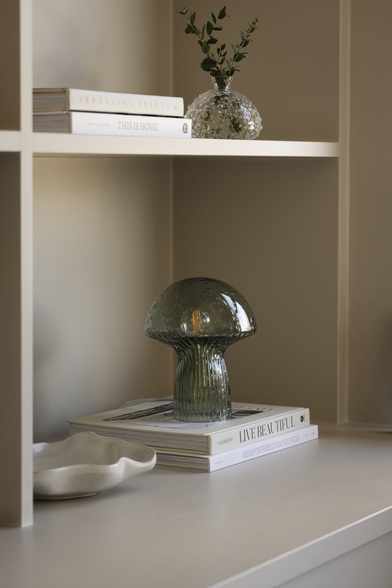 Fungo 20cm Grøn bordlampe Fra Globen Lighting - Hver lampe er mundbl&aelig;st og unik, hvilket betyder, at der forekommer variationer i farve, glastykkelse og antal bobler.