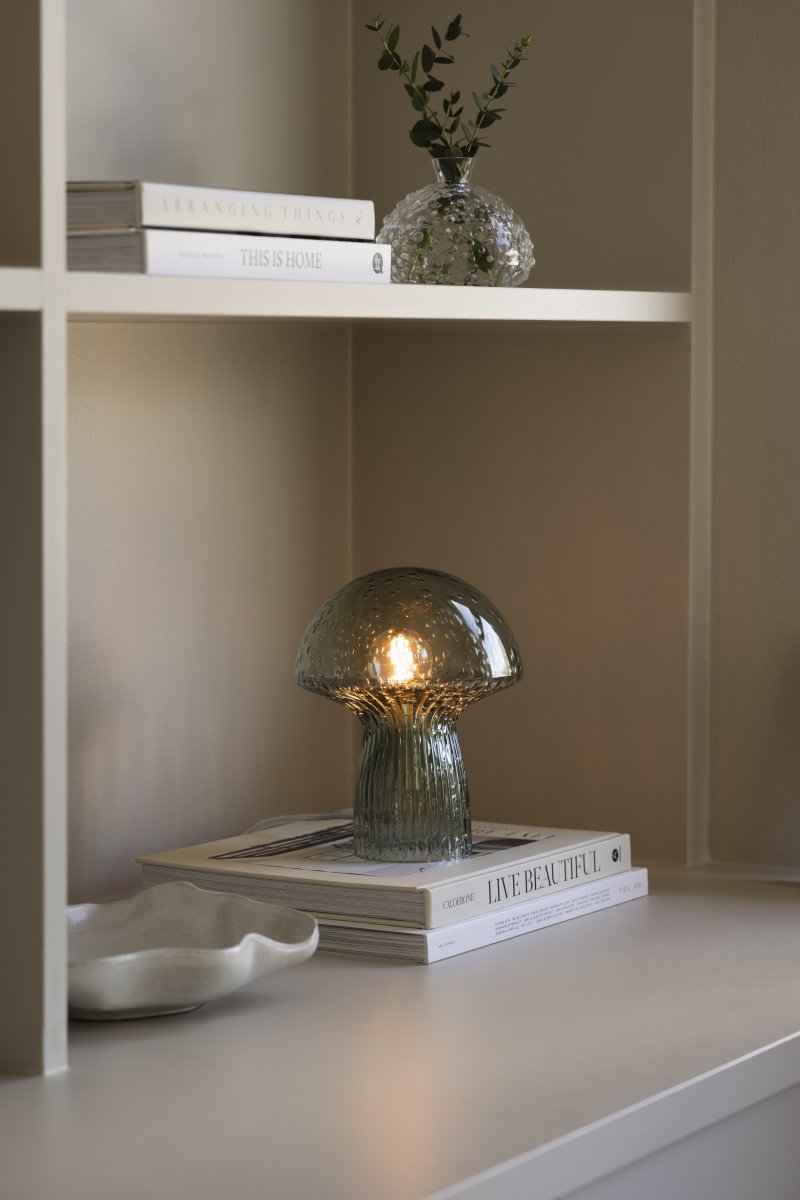 Fungo 20cm Grøn bordlampe Fra Globen Lighting - Hver lampe er mundbl&aelig;st og unik, hvilket betyder, at der forekommer variationer i farve, glastykkelse og antal bobler.