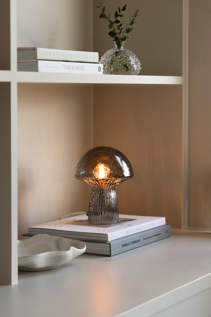 Fungo 20cm Røgfarvet bordlampe Fra Globen Lighting - Hver lampe er mundbl&aelig;st og unik, hvilket betyder, at der forekommer variationer i farve, glastykkelse og antal bobler.