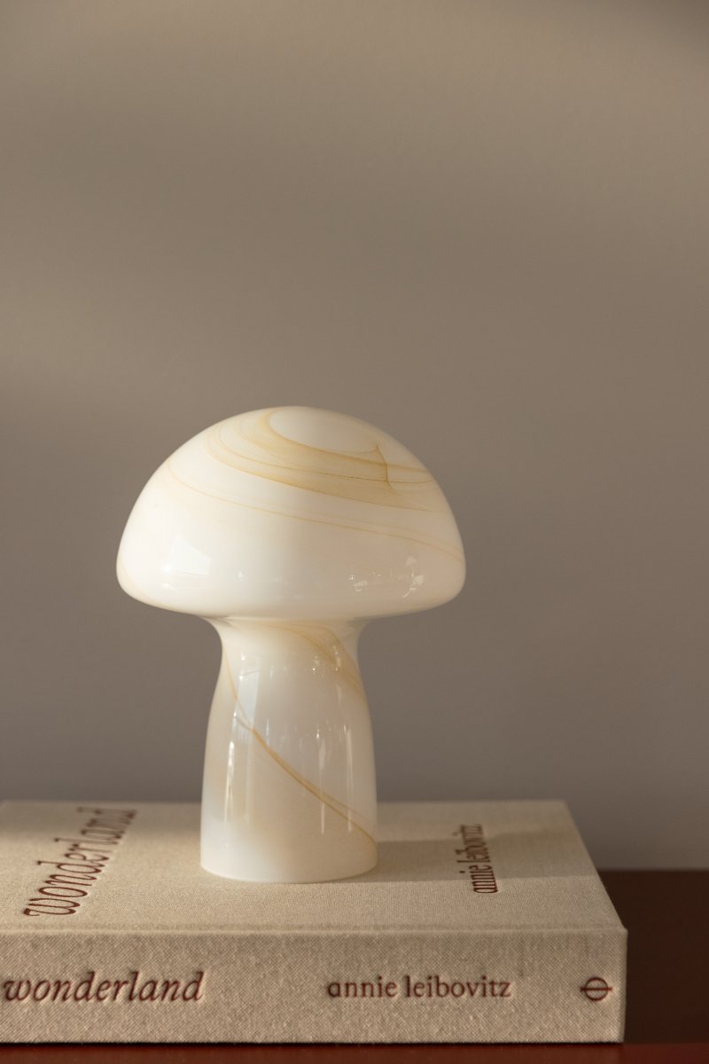 Fungo Swirl 20cm Beige bordlampe Fra Globen Lighting - Hver lampe er mundblæst og unik, hvilket betyder, at der forekommer variationer i farve, glastykkelse og mønster.
