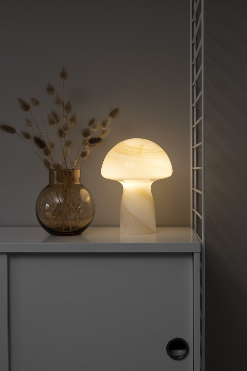 Fungo Swirl 20cm Beige bordlampe Fra Globen Lighting - Hver lampe er mundblæst og unik, hvilket betyder, at der forekommer variationer i farve, glastykkelse og mønster.