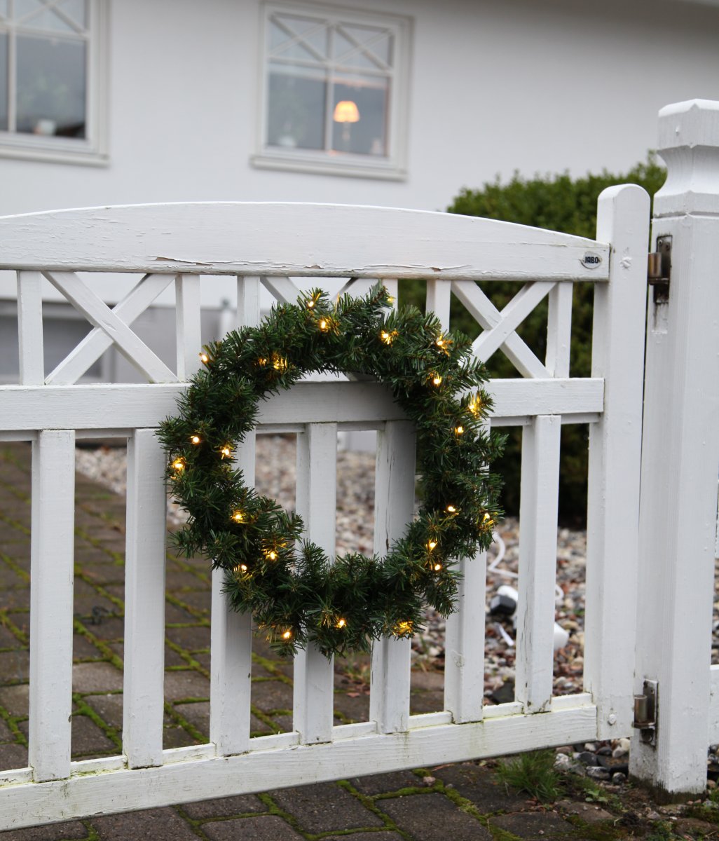 Alaska Ø50 Grøn Fra Star Trading - Gr&oslash;n krans med 24 varmhvide LED-lys.