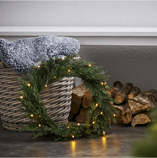 Thuja Ø40 Grøn Fra Star Trading - Krans lavet af fuld PE med Thuja-blade og 20 varmt hvide LED-dioder.