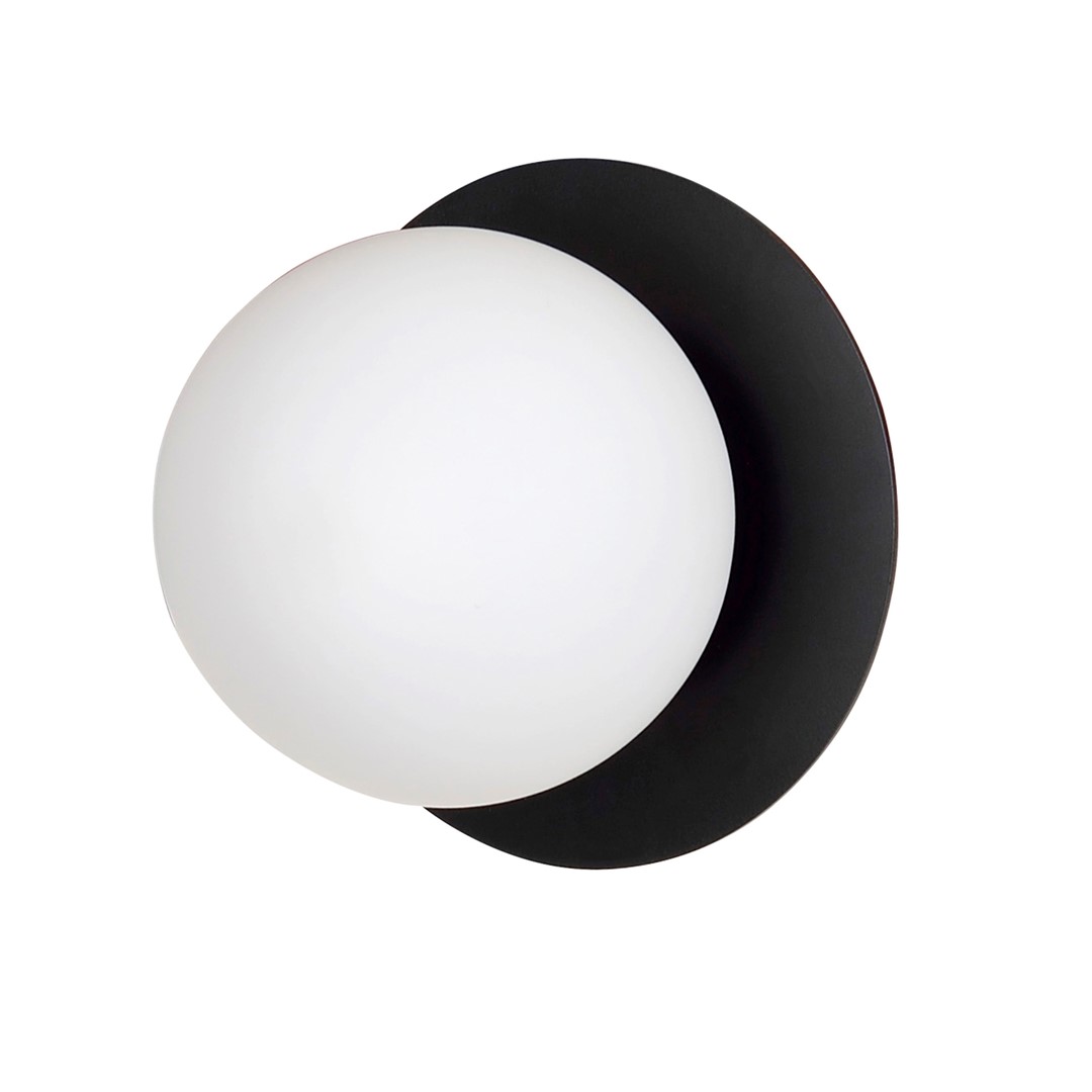 Minerva Ø15 Sort væglampe Fra Emibig Lighting - Med sit tidl&oslash;se og elegante design passer den ind i alle typer milj&oslash;er.