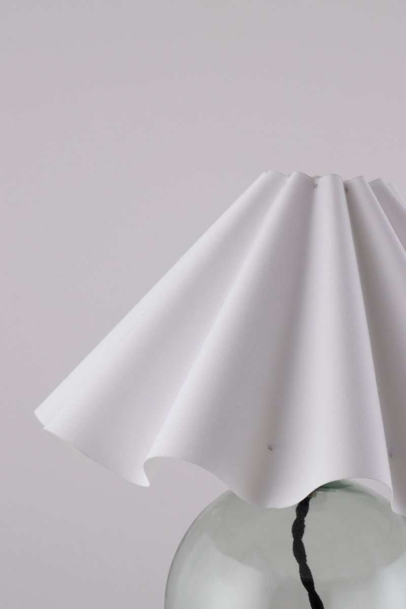 Judith 28cm Grøn bordlampe Fra Globen Lighting - Judith er en klassisk bordlampe med et moderne touch.