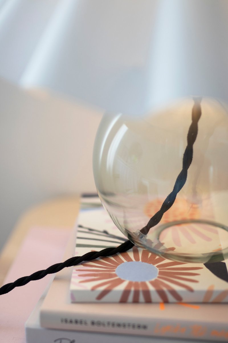 Judith 28cm Grøn bordlampe Fra Globen Lighting - Judith er en klassisk bordlampe med et moderne touch.