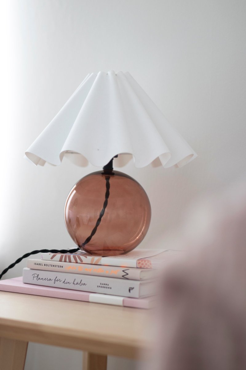Judith 28cm Brun bordlampe Fra Globen Lighting - Judith er en klassisk bordlampe med et moderne touch.