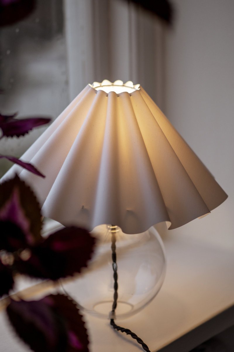 Judith 28cm Klar bordlampe Fra Globen Lighting - Judith er en klassisk bordlampe med et moderne touch.