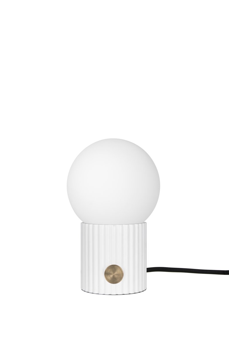 Hubble 24cm Hvid bordlampe Fra Globen Lighting - Hubble er en smuk bordlampe med en riflet overflade og en mat hvid glassk&aelig;rm, der spreder et flot lys.