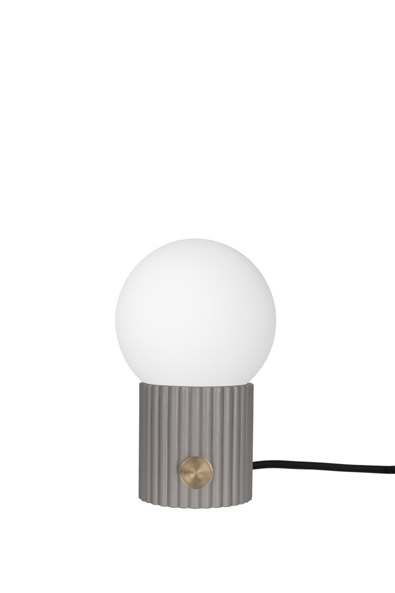 Hubble 24cm Grå bordlampe Fra Globen Lighting - Hubble er en smuk bordlampe med en riflet overflade og en mat hvid glassk&aelig;rm, der spreder et flot lys.