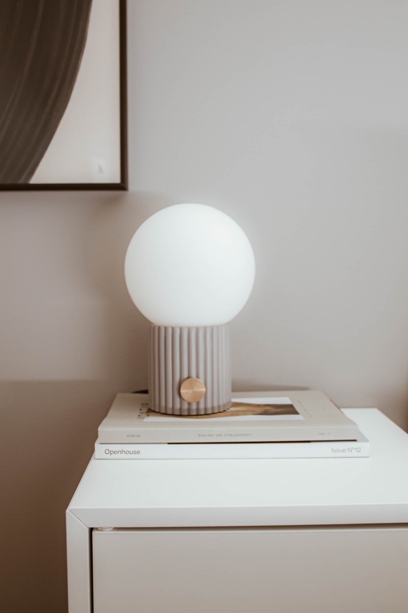 Hubble 24cm Grå bordlampe Fra Globen Lighting - Hubble er en smuk bordlampe med en riflet overflade og en mat hvid glassk&aelig;rm, der spreder et flot lys.