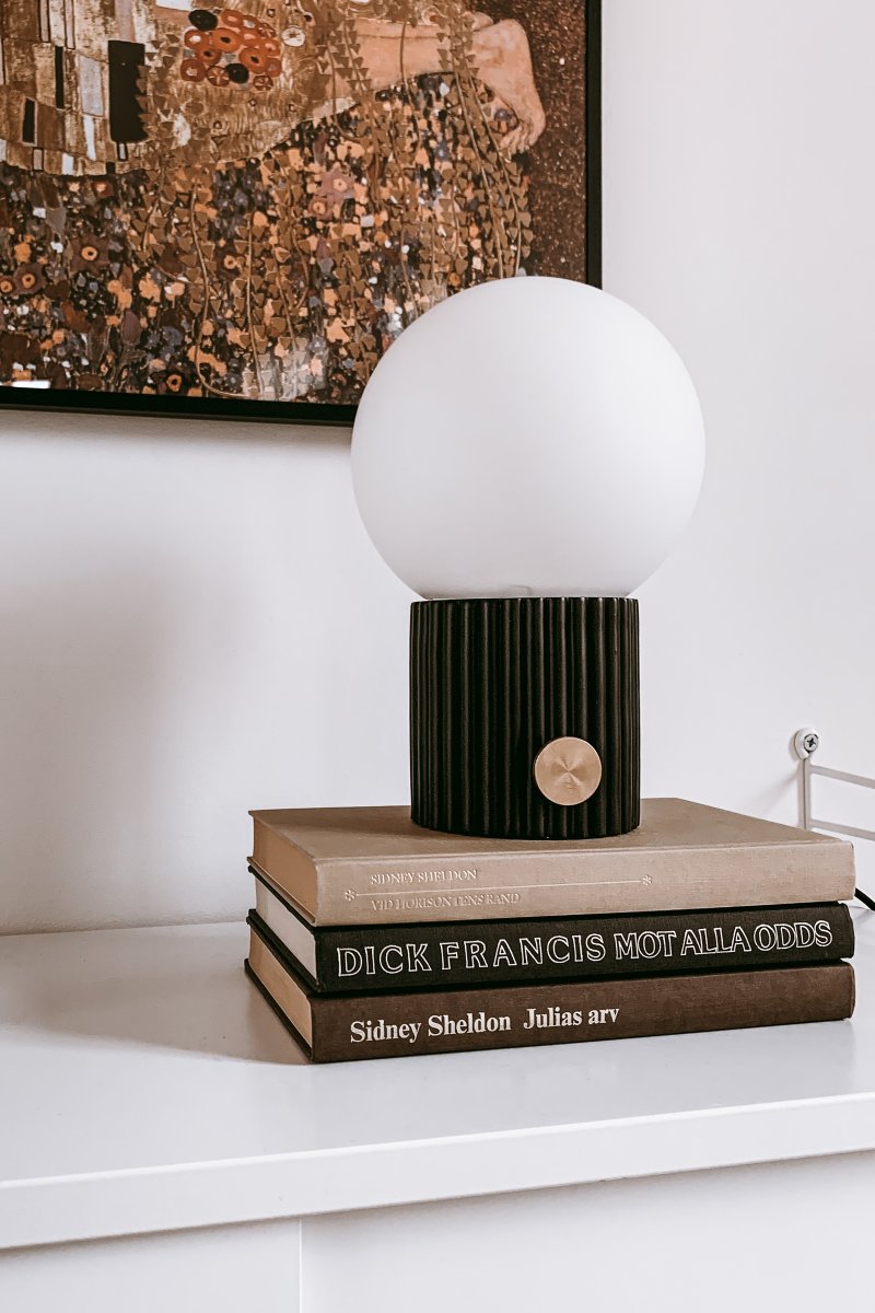 Hubble 24cm Sort bordlampe Fra Globen Lighting - Hubble er en smuk bordlampe med en riflet overflade og en mat hvid glassk&aelig;rm, der spreder et flot lys.