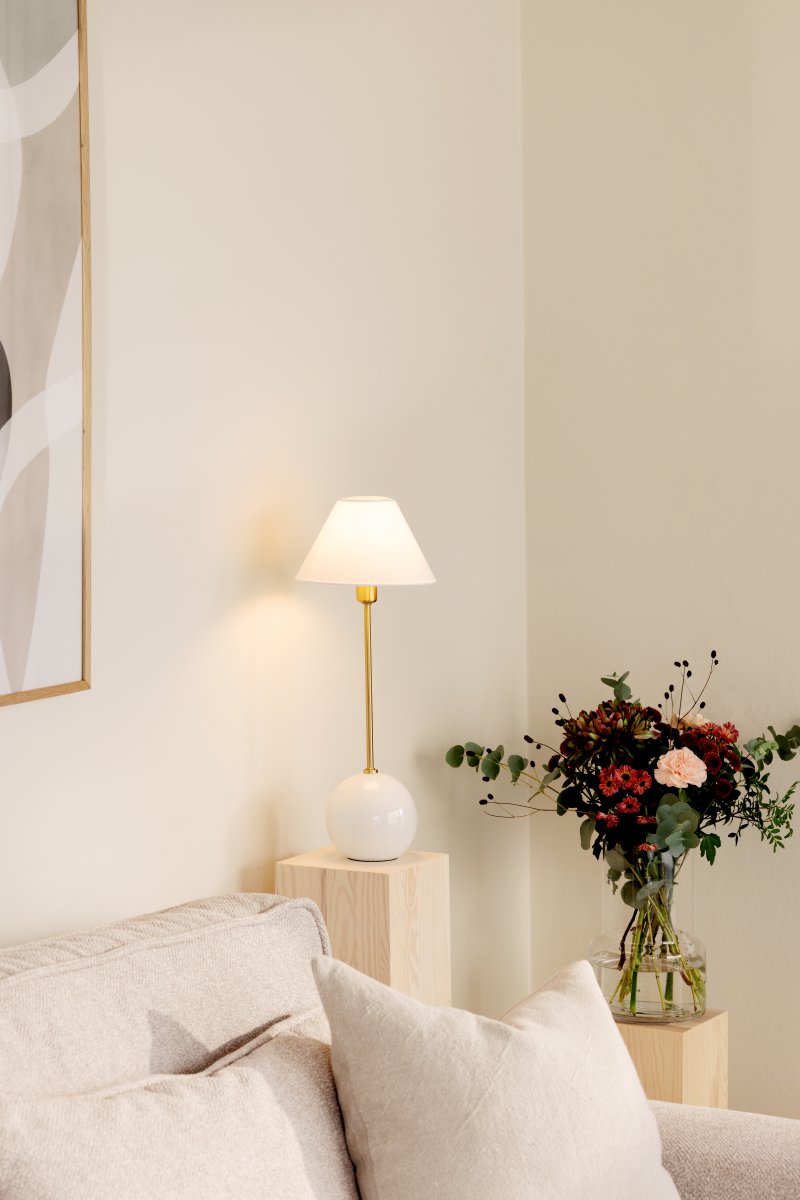 Iris 50cm Hvid bordlampe Fra Globen Lighting - Iris er en smuk bordlampe lavet af farvet glas med bl&aelig;ste luftbobler med en matchende bomuldssk&aelig;rm og en t&oslash;r top, der g&aring;r tone-i-tone med lampefoden.