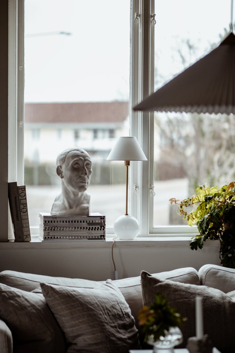 Iris 50cm Hvid bordlampe Fra Globen Lighting - Iris er en smuk bordlampe lavet af farvet glas med bl&aelig;ste luftbobler med en matchende bomuldssk&aelig;rm og en t&oslash;r top, der g&aring;r tone-i-tone med lampefoden.