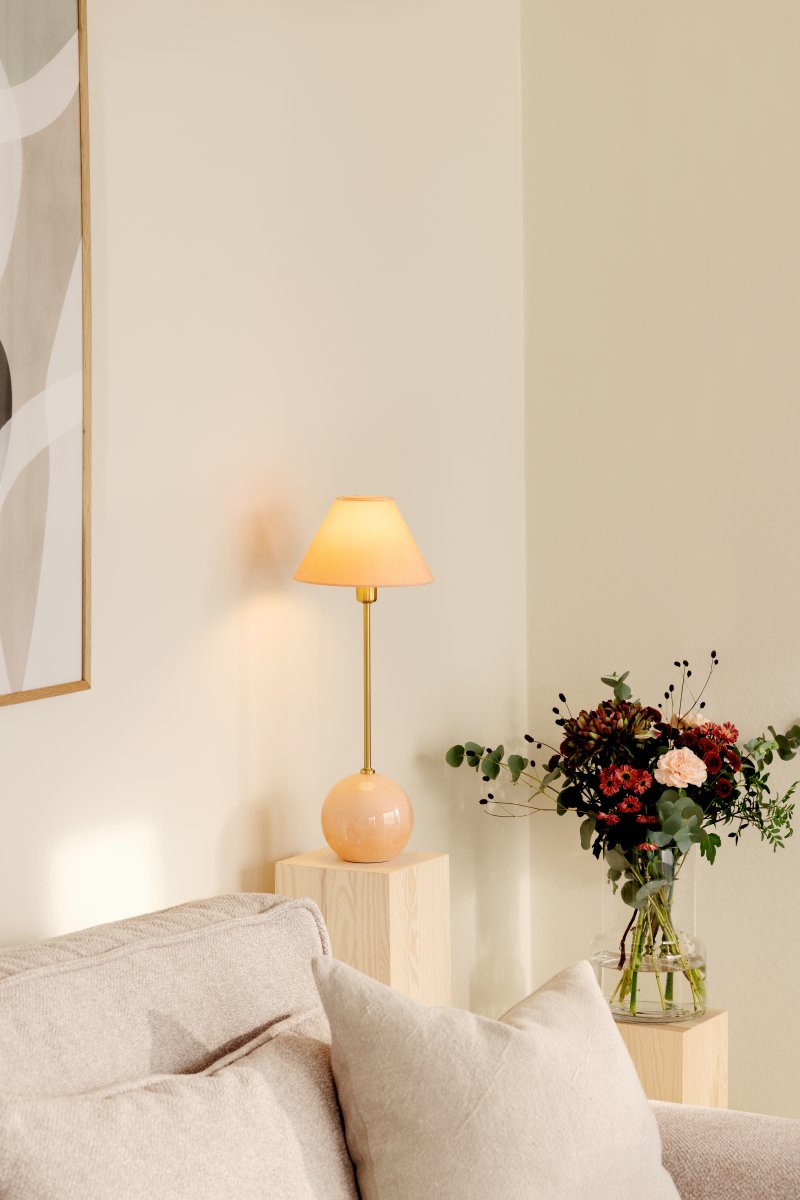 Iris 50cm Lyserød bordlampe Fra Globen Lighting - Iris er en smuk bordlampe lavet af farvet glas med bl&aelig;ste luftbobler med en matchende bomuldssk&aelig;rm og en t&oslash;r top, der g&aring;r tone-i-tone med lampefoden.