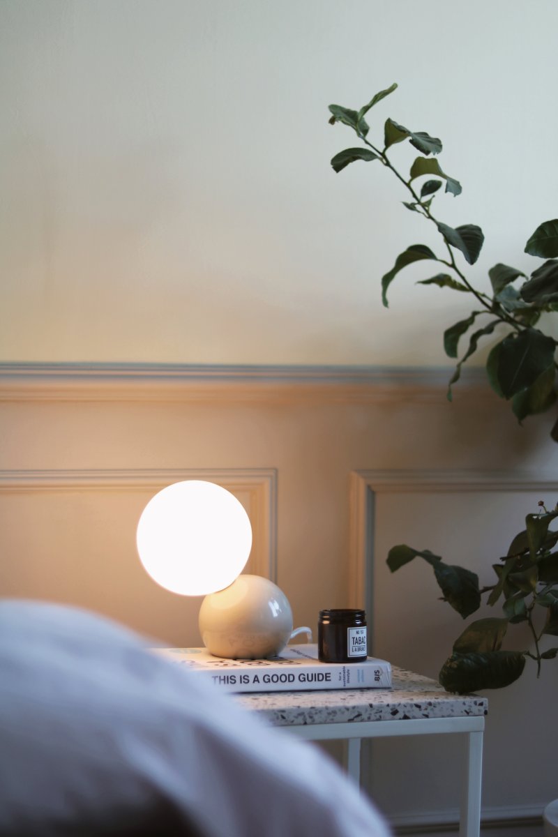 Ripley 17cm Beige bordlampe Fra Globen Lighting - Placer den p&aring; skrivebordet i gangen, sidebordet i stuen eller natbordet i sovev&aelig;relset.