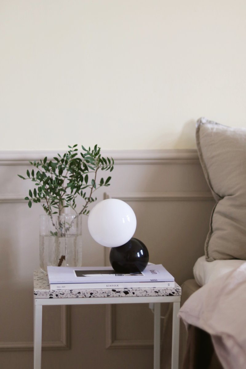 Ripley 17cm Sort bordlampe Fra Globen Lighting - Placer den p&aring; skrivebordet i gangen, sidebordet i stuen eller natbordet i sovev&aelig;relset.