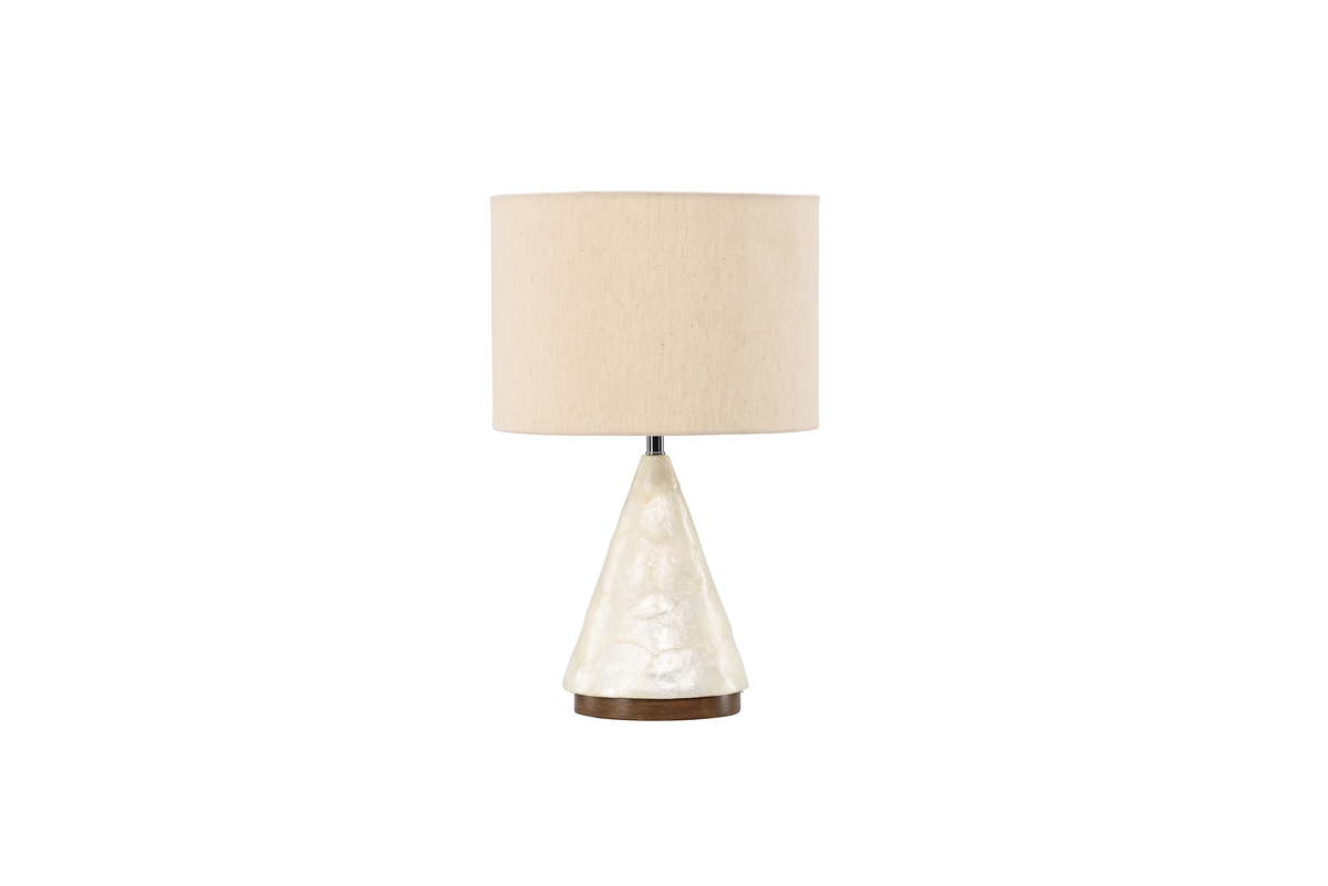 Donsö 55cm Beige bordlampe Fra Venture Design - Med en lampesk&aelig;rm, der har en diameter p&aring; &eacute;n sl&aelig;gt p&aring;; 35 cm, spreder Dons&ouml; et bl&oslash;dt og behageligt lys, der fylder rummet med en varm atmosf&aelig;re.