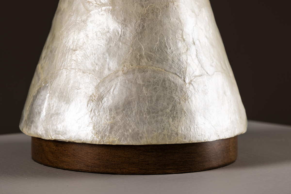 Donsö 55cm Beige bordlampe Fra Venture Design - Med en lampesk&aelig;rm, der har en diameter p&aring; &eacute;n sl&aelig;gt p&aring;; 35 cm, spreder Dons&ouml; et bl&oslash;dt og behageligt lys, der fylder rummet med en varm atmosf&aelig;re.