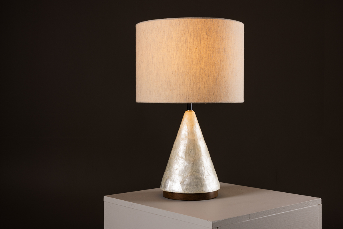 Donsö 55cm Beige bordlampe Fra Venture Design - Med en lampesk&aelig;rm, der har en diameter p&aring; &eacute;n sl&aelig;gt p&aring;; 35 cm, spreder Dons&ouml; et bl&oslash;dt og behageligt lys, der fylder rummet med en varm atmosf&aelig;re.
