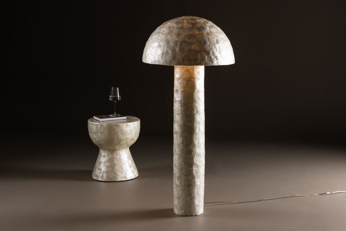 Lindön Beige gulvlampe Fra Venture Design - Lind&ouml;n gulvlampen er mere end bare en lampe &ndash; det er et statement, der tiltrækker øjet og skaber en harmonisk atmosfære i ethvert rum.