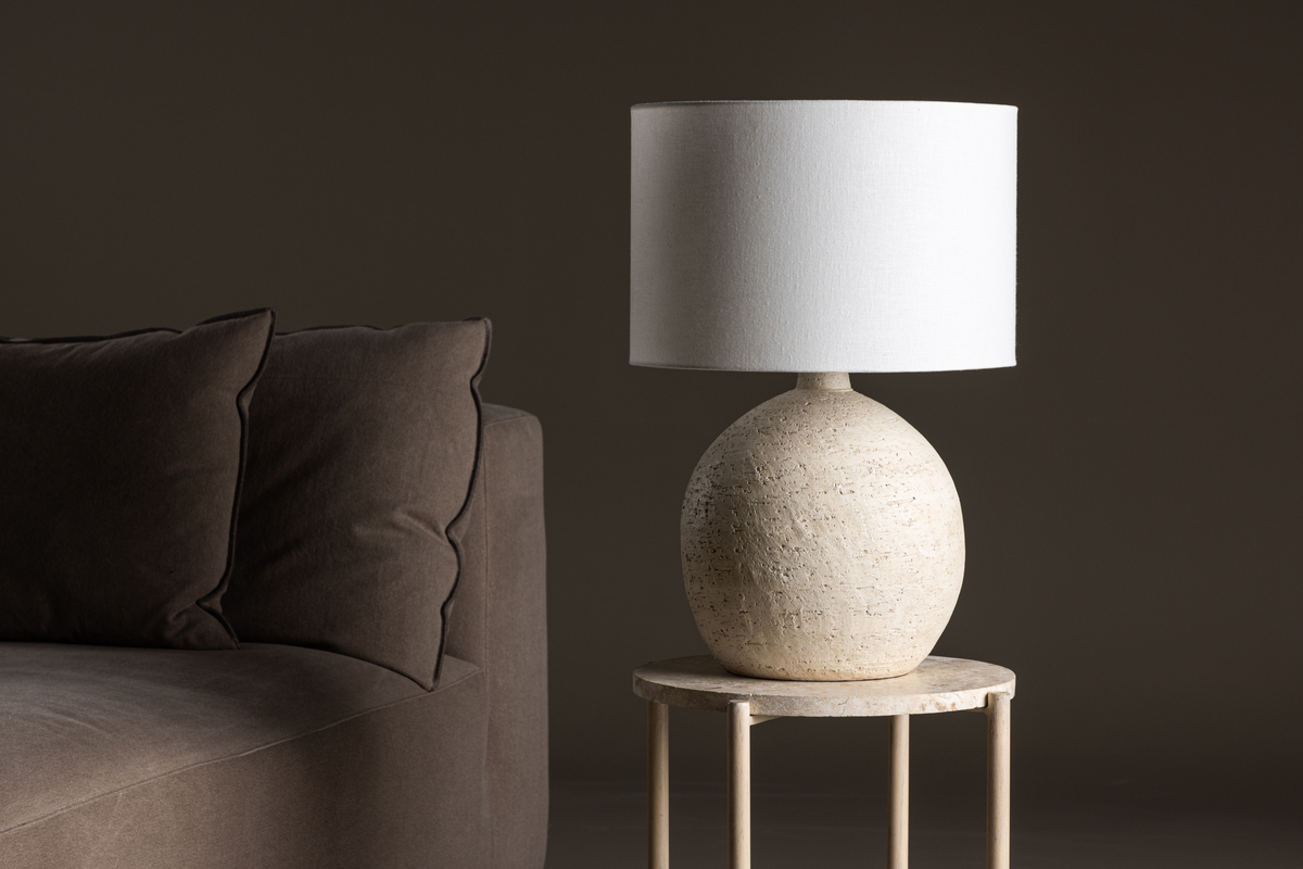 Tjörn 60cm Beige bordlampe Fra Venture Design - Tjrn har en afrundet lampefod lavet af terracotta i en beige farve, som giver en rustik charme og en jordn&aelig;r f&oslash;lelse til dit interi&oslash;r.