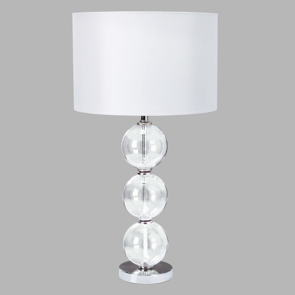 Bliss 58cm Chrom bordlampe Fra Searchlight - Denne stilfulde bordlampe kombinerer et sofistikeret design med tre klare glaskugler stablet på&aring; hinanden, hvilket skaber et luksuriøst og luftigt udtryk.