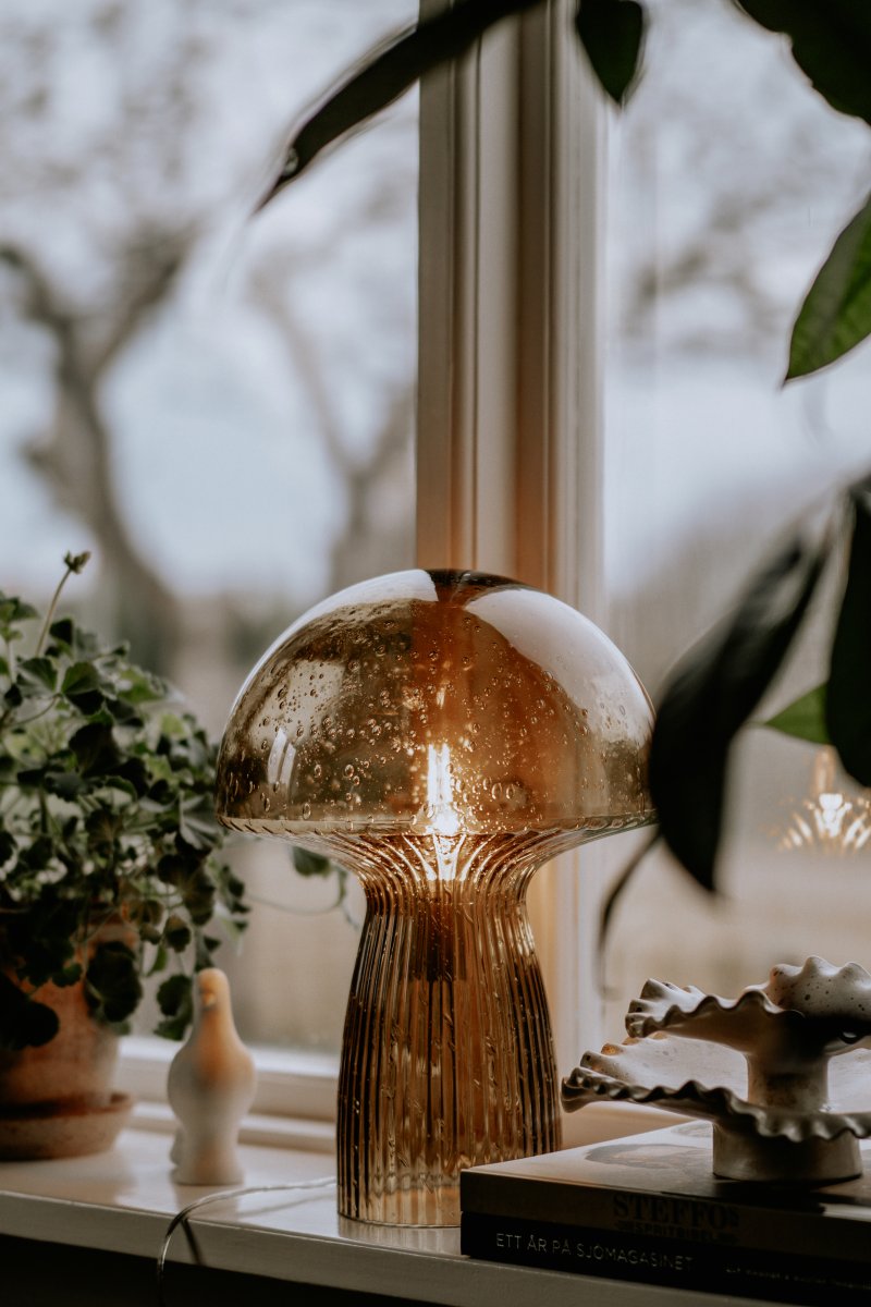 Fungo 42cm Brun bordlampe Fra Globen Lighting - Hver lampe er mundbl&aelig;st og unik, hvilket betyder, at der forekommer variationer i farve, glastykkelse og antal bobler.