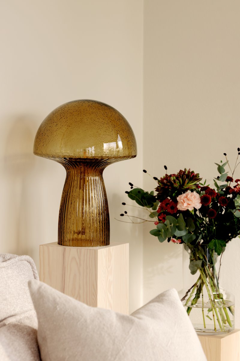 Fungo 42cm Brun bordlampe Fra Globen Lighting - Hver lampe er mundbl&aelig;st og unik, hvilket betyder, at der forekommer variationer i farve, glastykkelse og antal bobler.
