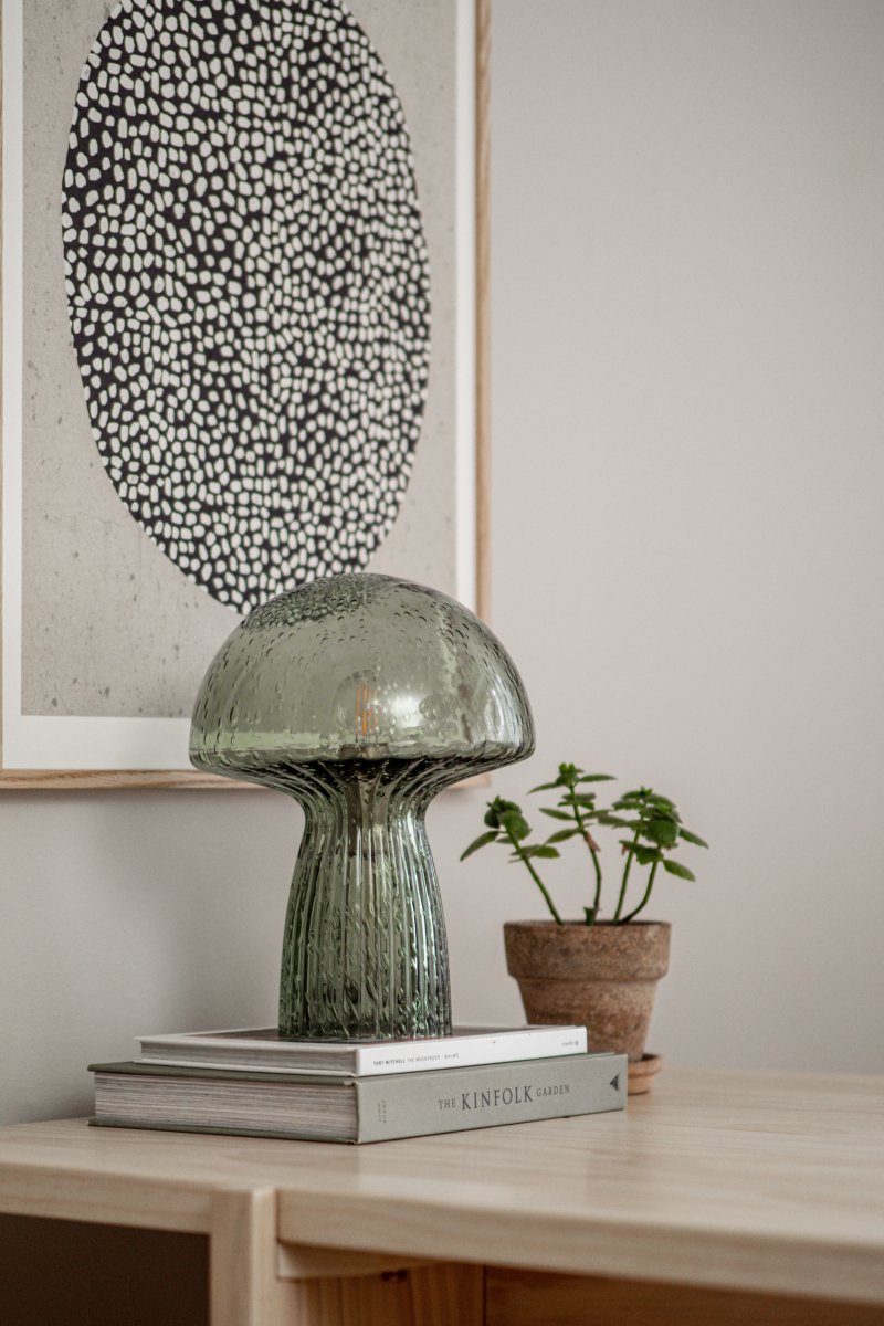 Fungo 30cm Grøn bordlampe Fra Globen Lighting - Hver lampe er mundbl&aelig;st og unik, hvilket betyder, at der forekommer variationer i farve, glastykkelse og antal bobler.