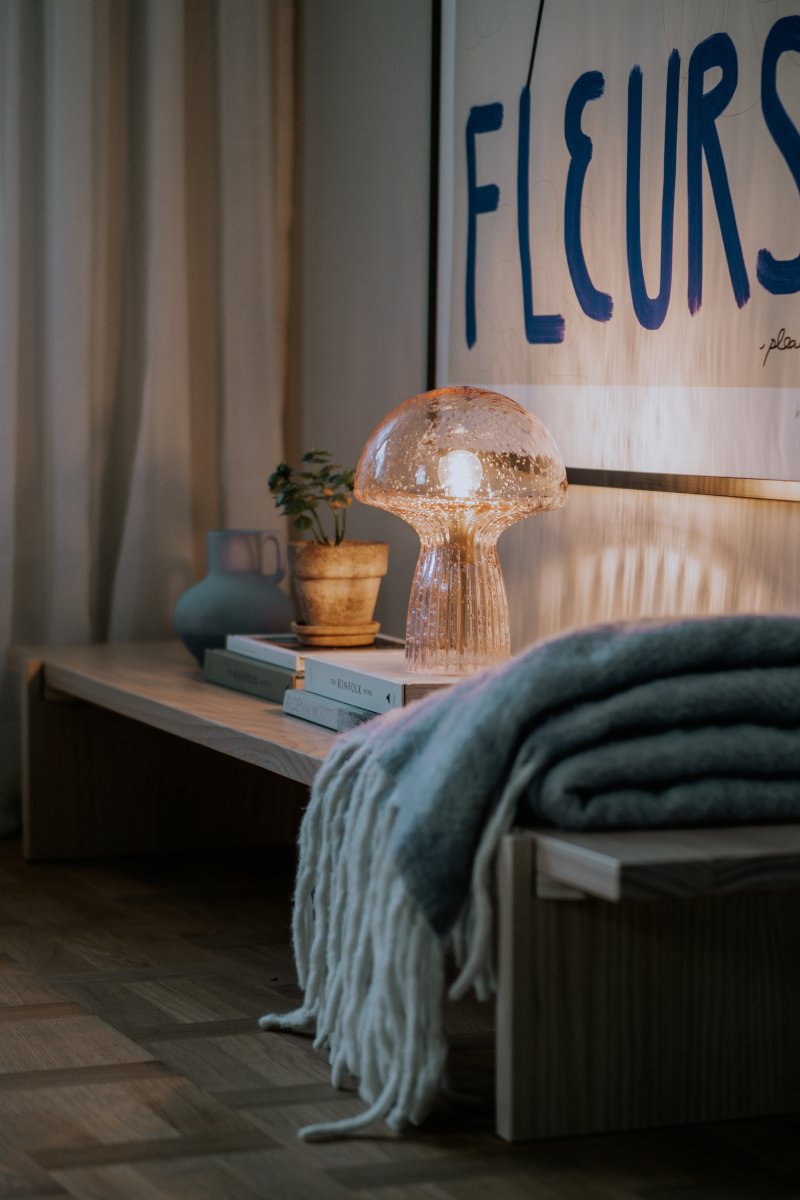 Fungo 30cm Lyserød bordlampe Fra Globen Lighting - Hver lampe er mundbl&aelig;st og unik, hvilket betyder, at der forekommer variationer i farve, glastykkelse og antal bobler.