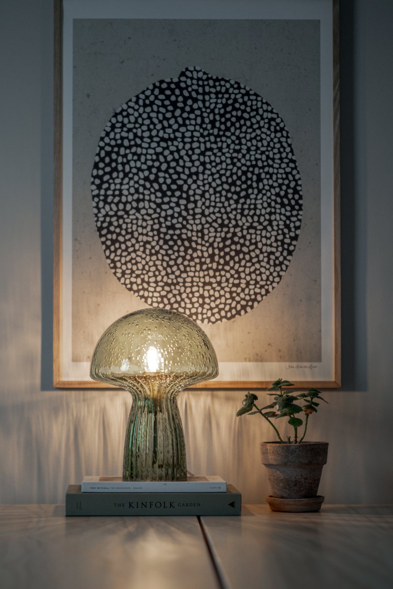 Fungo 30cm Grøn bordlampe Fra Globen Lighting - Hver lampe er mundbl&aelig;st og unik, hvilket betyder, at der forekommer variationer i farve, glastykkelse og antal bobler.