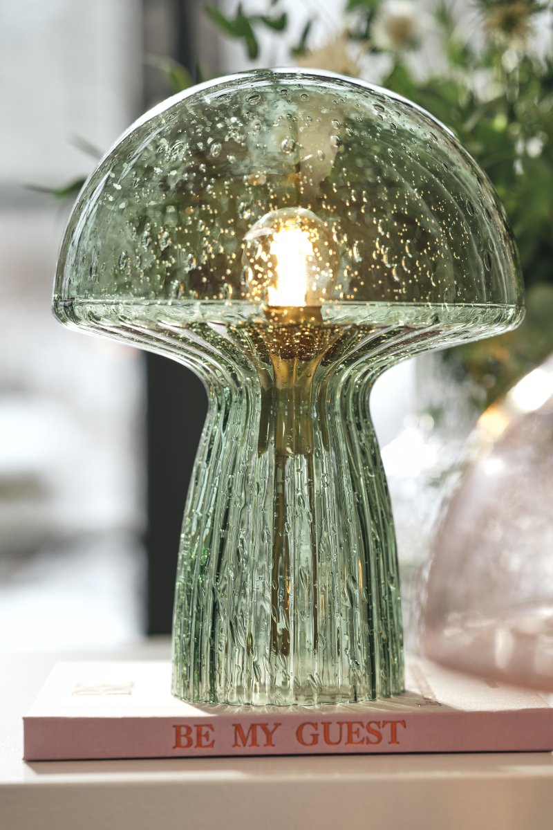 Fungo 30cm Grøn bordlampe Fra Globen Lighting - Hver lampe er mundbl&aelig;st og unik, hvilket betyder, at der forekommer variationer i farve, glastykkelse og antal bobler.