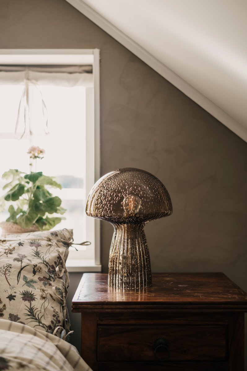 Fungo 30cm Brun bordlampe Fra Globen Lighting - Hver lampe er mundbl&aelig;st og unik, hvilket betyder, at der forekommer variationer i farve, glastykkelse og antal bobler.