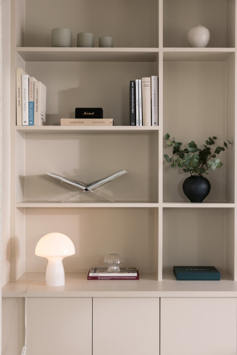 Fungo 30cm Hvid bordlampe Fra Globen Lighting - Hver lampe er mundbl&aelig;st og unik, hvilket betyder, at der forekommer variationer i farve, glastykkelse og antal bobler.